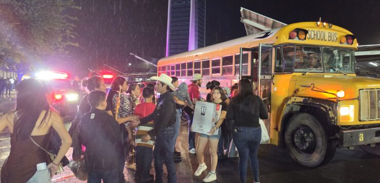 🌧️❤️ ¡BAJO LA LLUVIA Y HASTA EL ÚLTIMO MOMENTO! MOISÉS BORJÓN SE ASEGURÓ DE QUE NADIE DE LLERA SE QUEDARA SIN REGRESAR A CASA